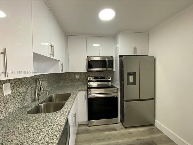 Building Photo - 9320 Fontainebleau Blvd
