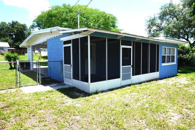 Foto del edificio - Modest 3 Br/1.5 Bath in Established Neighborhood