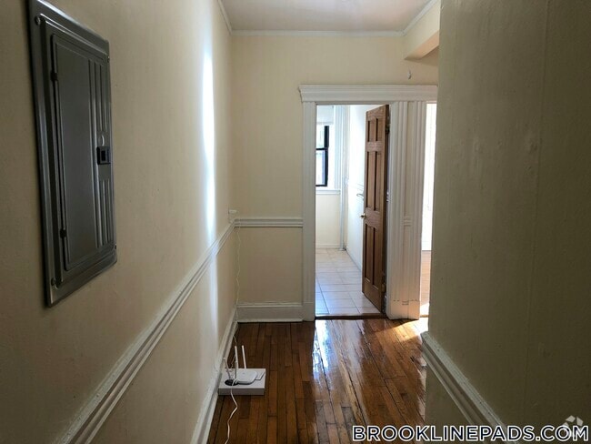 Building Photo - 364 Riverway