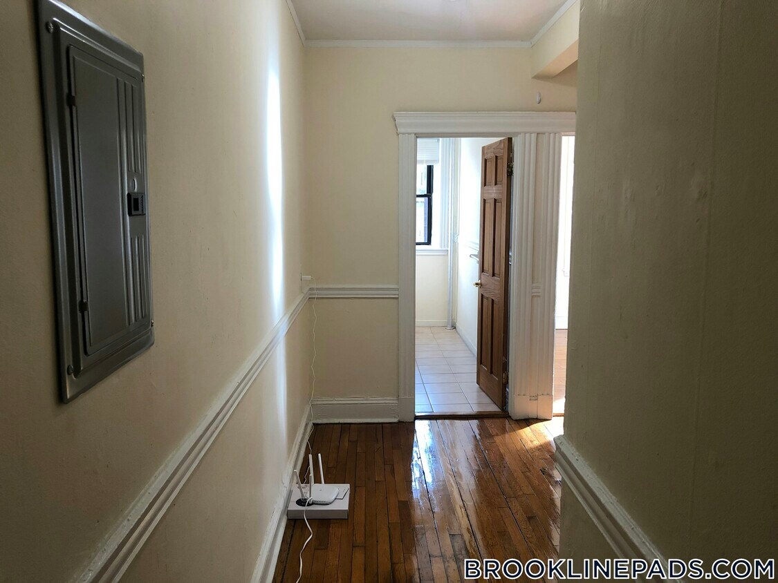 Primary Photo - 364 Riverway