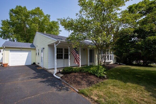 Building Photo - 49 Williamsburg Dr