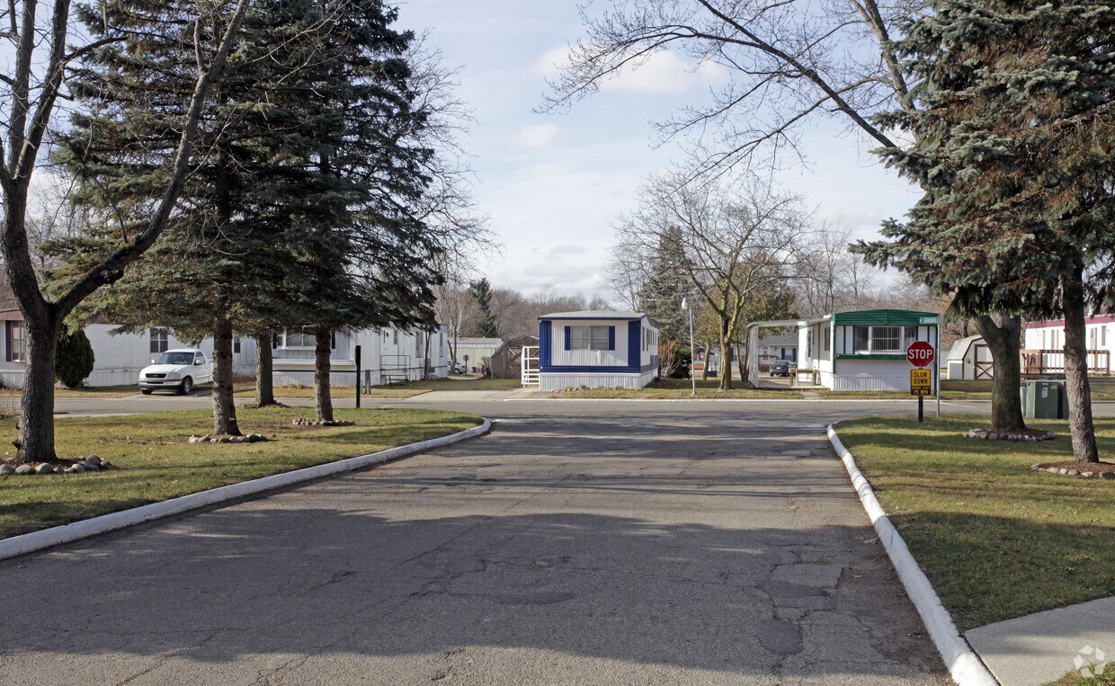 Groveland Manor Apartments in Holly, MI