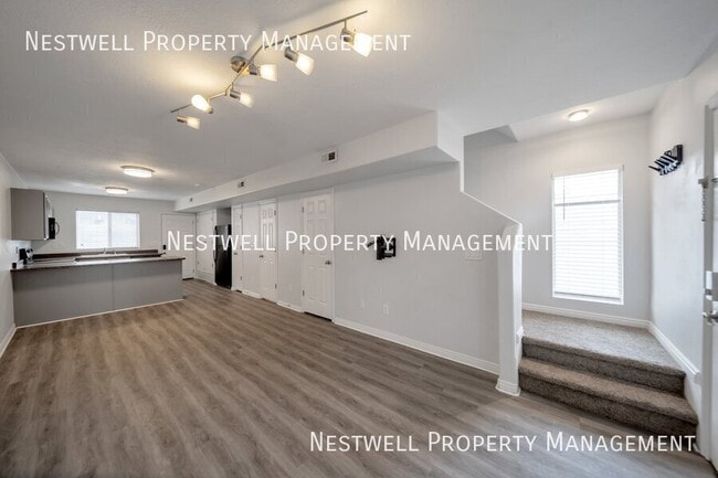 Building Photo - Great End Unit Townhouse in Prime Location!
