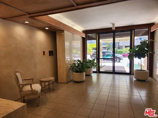 Foto del edificio - 117 S Doheny Dr