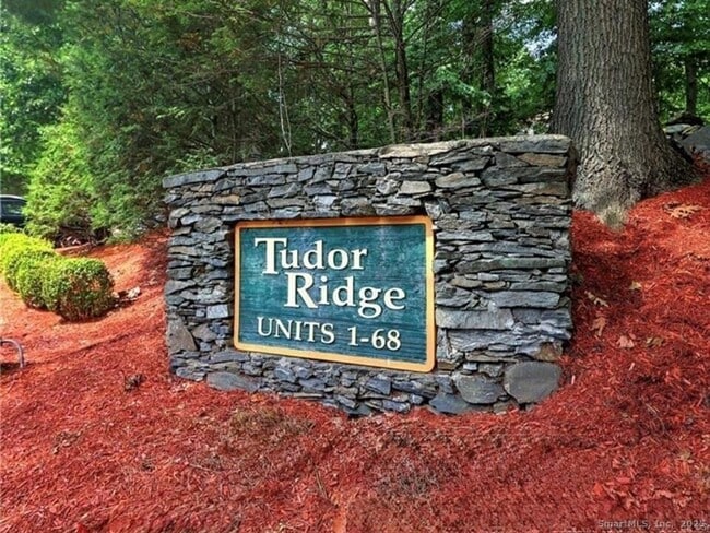 Foto del edificio - 125 Warner Hill Rd