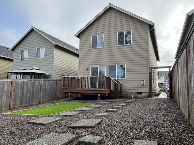 Foto del edificio - 345 NW Freeman Ave