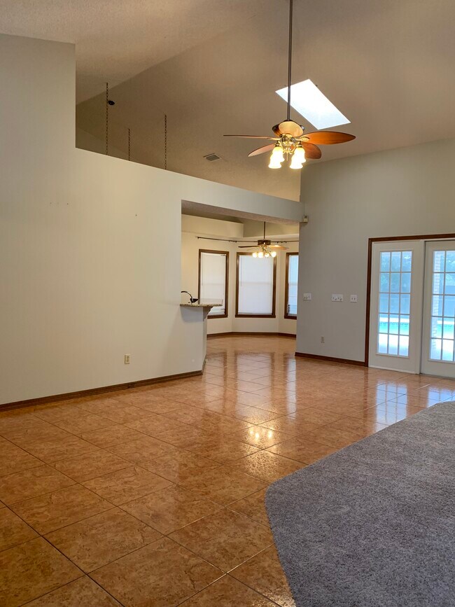 Building Photo - 4/2.5 in Debary with pool, $2,200/month