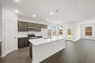 Building Photo - 402 Saddle Ln