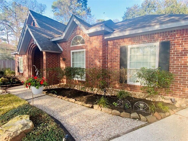 Foto del edificio - 39 Silent Brook Pl