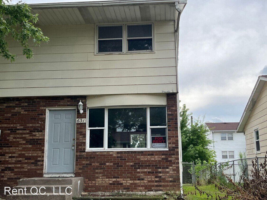 2 br, 1 bath House 631 W 64th Street House Rental in Davenport, IA