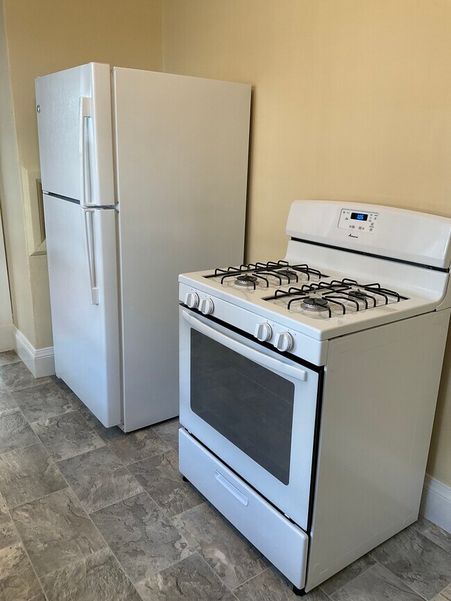 Kitchen appliances - 17 Prospect St