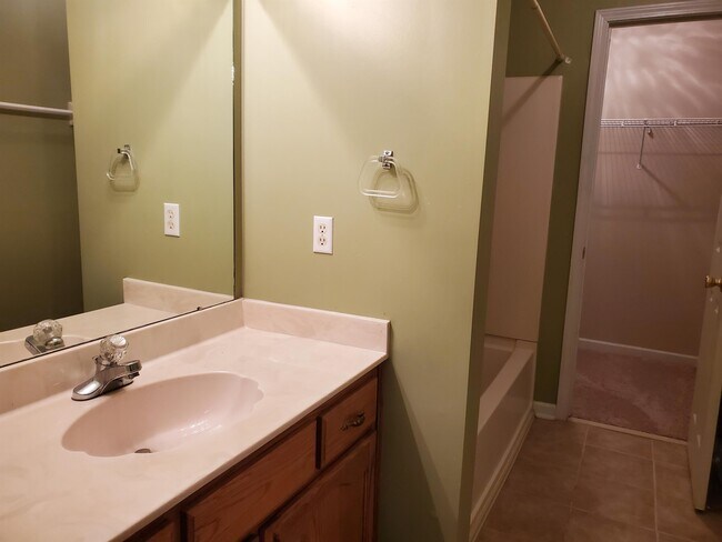 Building Photo - 6816 Century Oaks Dr