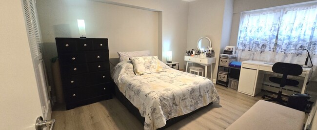 Foto del edificio - 4970 N Marine Dr