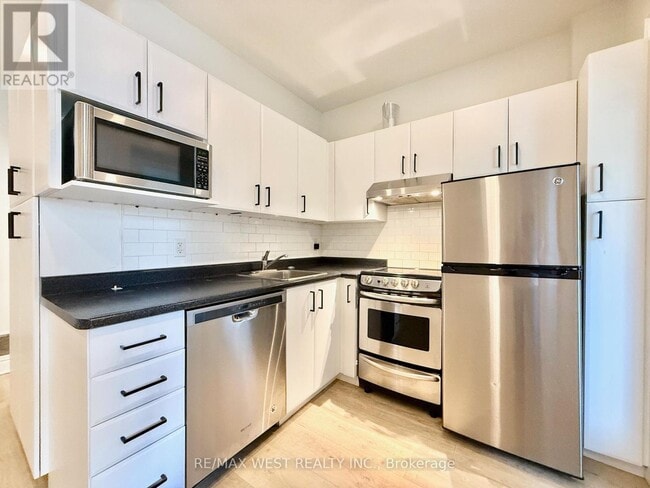 Building Photo - 534 Gladstone Ave