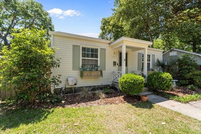 Foto del edificio - Charming Parkside 2-Bedroom Home Near Daffin Park with Fenced Yard & Patio