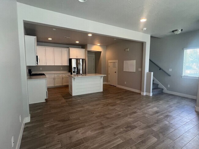 Foto del edificio - Beautiful Santorini Village Townhome Now Available in South Jordan