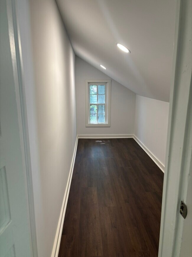 Armario del dormitorio 1 - 631 Woodland Ave SE