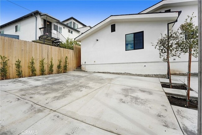 Building Photo - 2822 1/2 Waverly Drive Unit