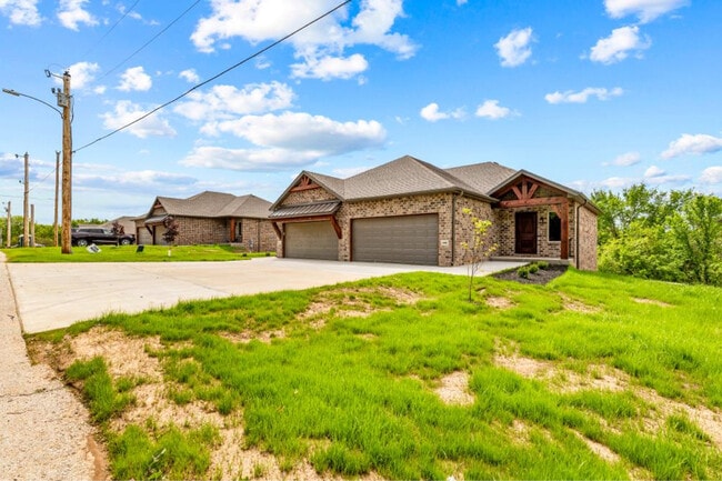 Building Photo - 102 E Mls Rd
