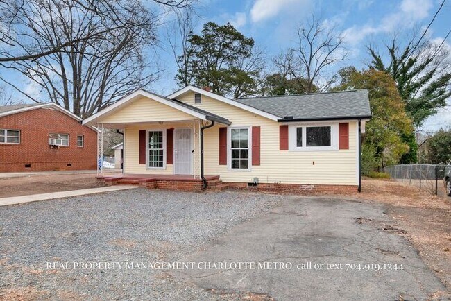 Foto del edificio - Charming Downtown Albemarle Cottage with Timeless Appeal