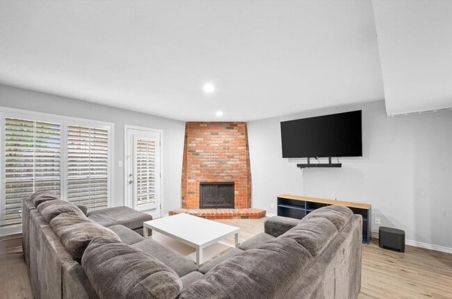 Building Photo - Luxury Townhome Living in the Prestigious Gated Community of Indian Creek – Available Now!