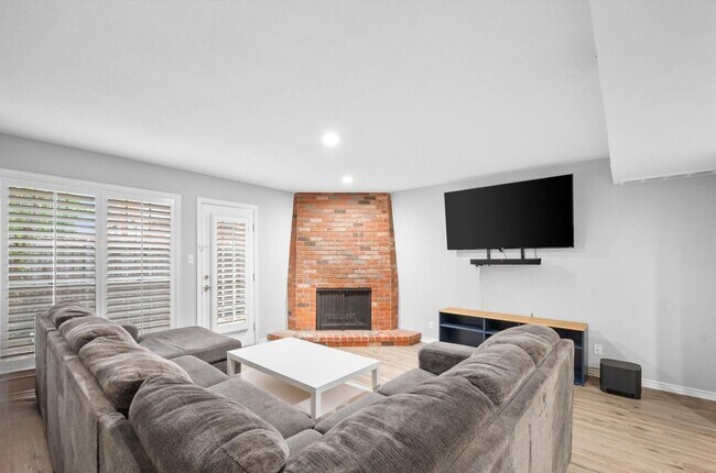Foto del edificio - Luxury Townhome Living in the Prestigious Gated Community of Indian Creek – Available Now!