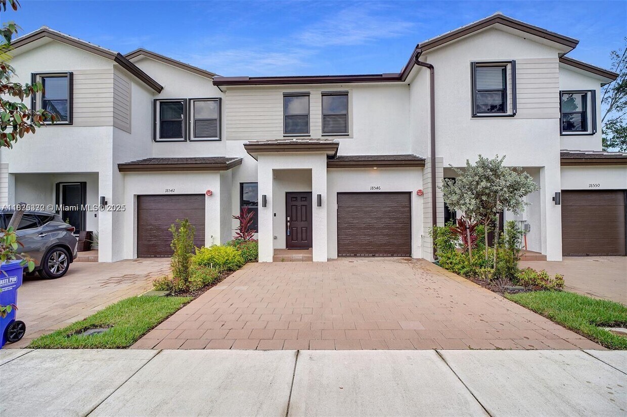 Foto principal - 18546 SW 2nd St