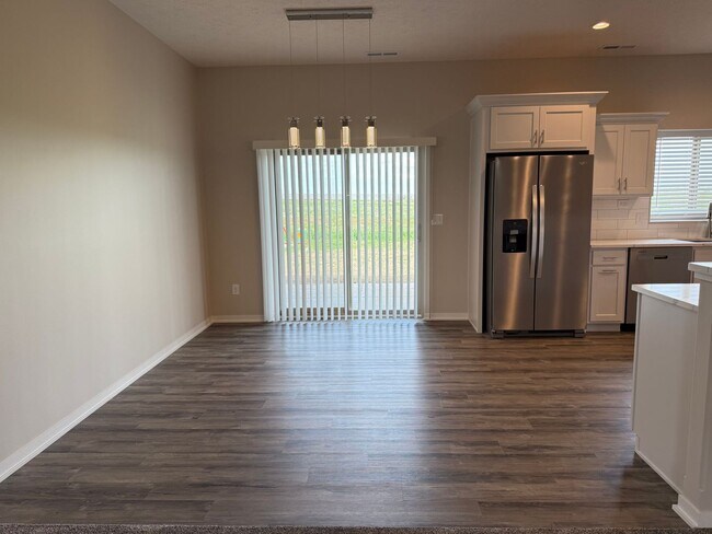Foto del edificio - Brand New Spacious 2-Story with 3 bedrooms...