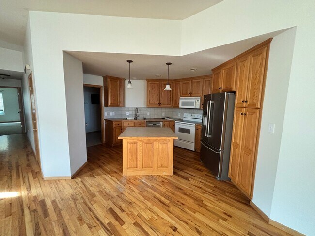 Foto del edificio - Beautiful 3 bed 3 bath duplex located in quiet neighborhood!