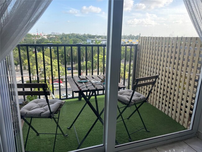 Foto del edificio - 2075 NE 164th St