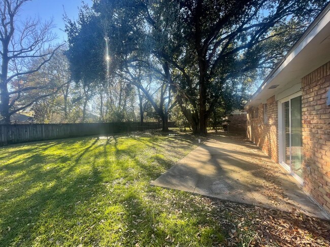 Building Photo - House: Forest Oaks