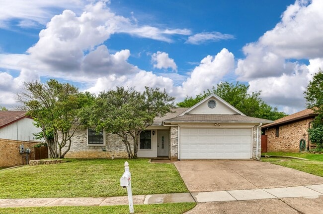 Building Photo - AVAILABLE NOW! NICE 3 BEDROOM HOME LOCATED...