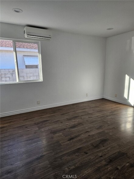 Building Photo - 5828 N Vista St
