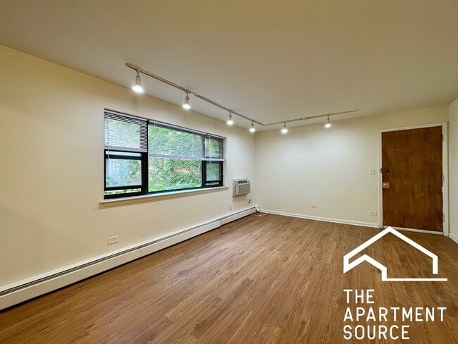 Building Photo - 6002 N Kenmore Ave