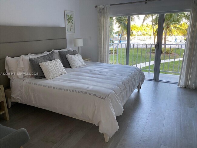 Building Photo - 881 Ocean Dr