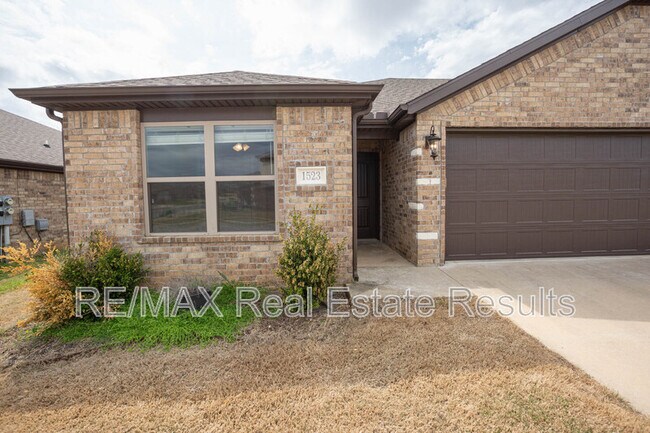 Building Photo - 1523 Purple Finch St