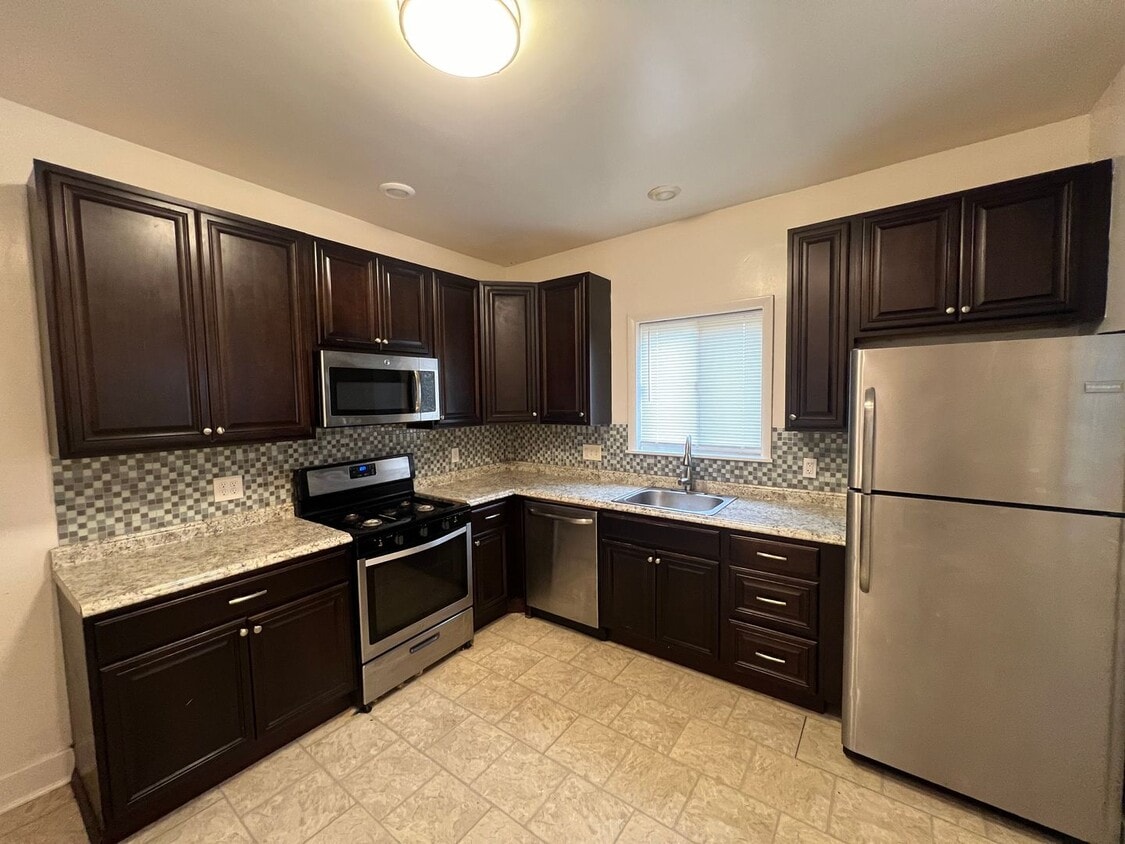 Primary Photo - HUGE 3-Bedroom home in Bellevue!