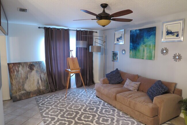 Building Photo - 6631 Via Regina