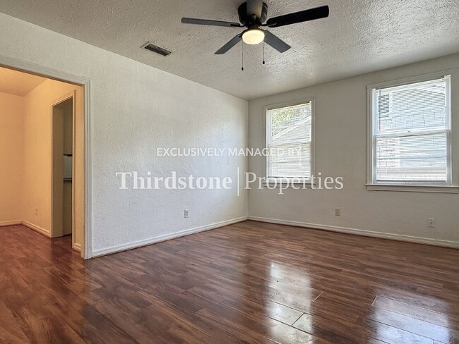 Foto del edificio - 4833 Kingsbury St