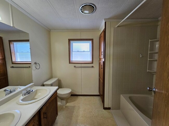 Building Photo - 5 Lilliana Ln