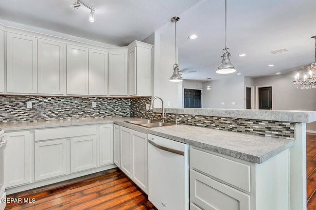 Foto del edificio - 9208 Shaver Dr