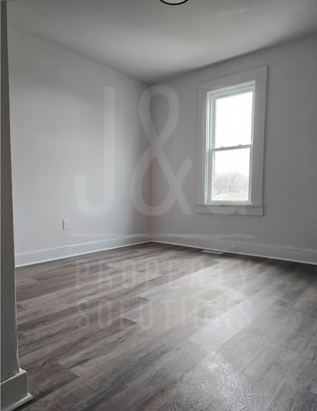 Foto del edificio - 3 Bedroom 1 Bath Row House