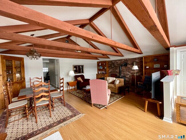 Foto del edificio - 203 Pine Hollow Rd