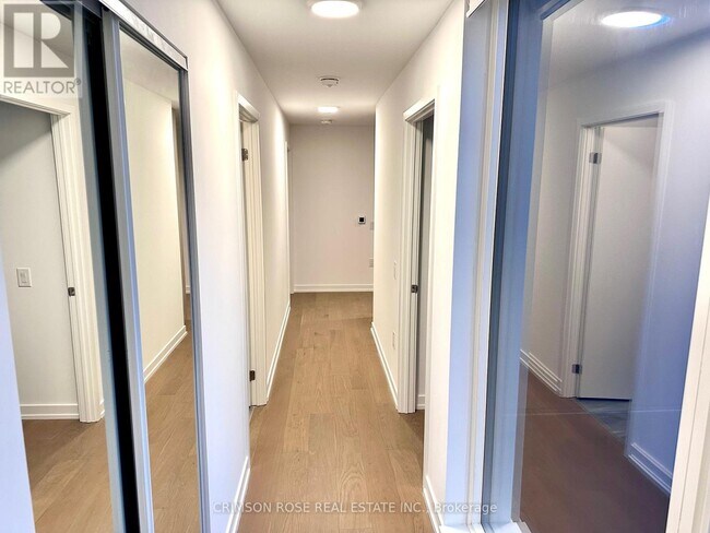 Photo du bâtiment - 395 Square One Dr