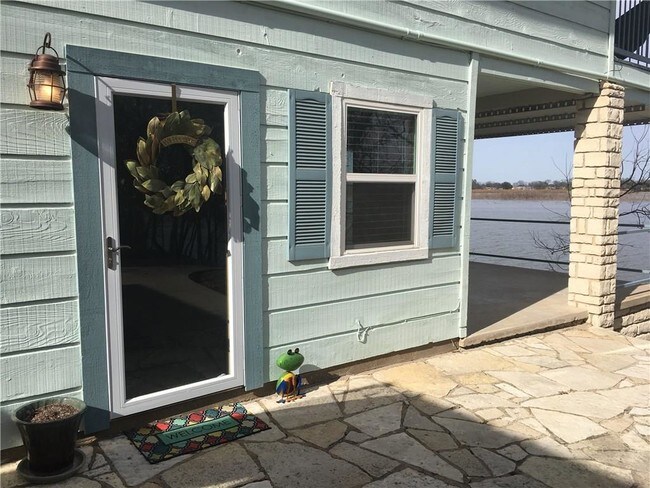 Building Photo - 4461 Lakeshore Dr