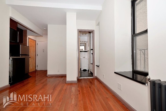 Building Photo - 302 Mott St