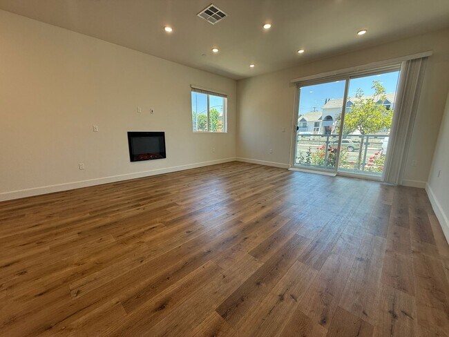 Foto del edificio - Beautiful 3-Bedroom Townhome in Sherman Oaks!