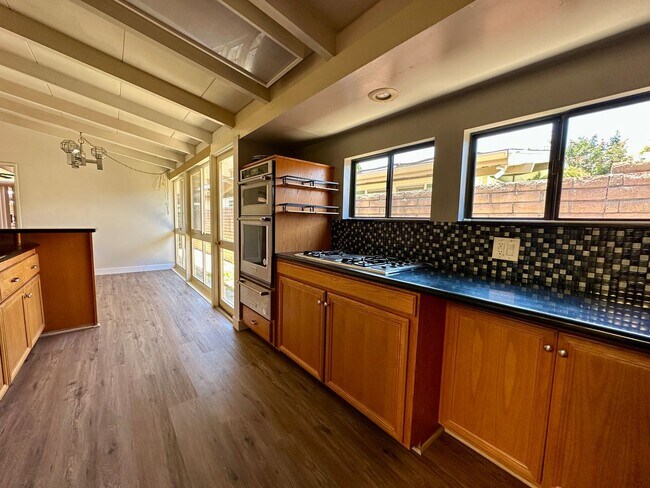 Foto del edificio - Three bedroom Cliff May Home
