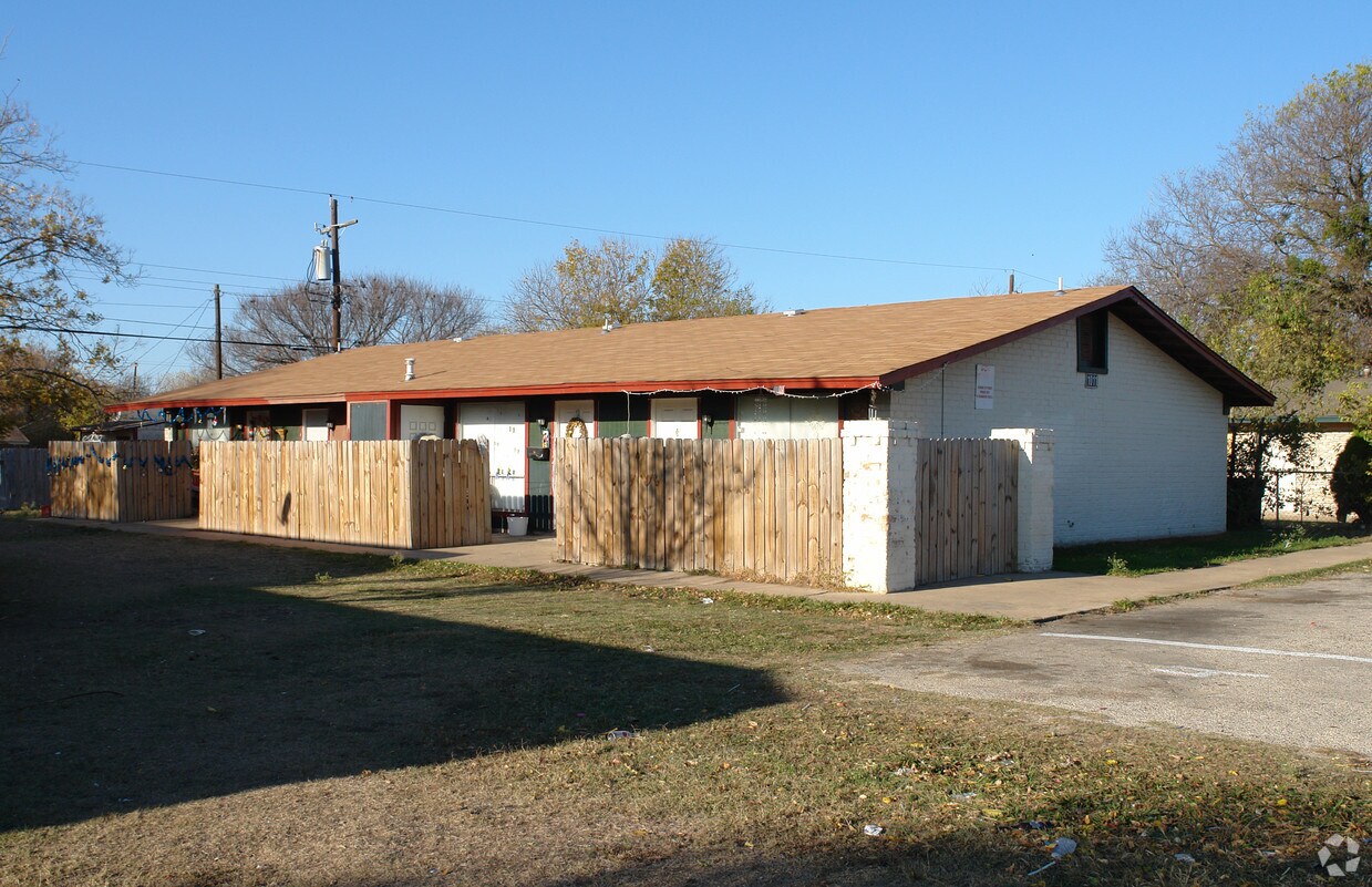 Primary Photo - 1011 N Meadows Dr