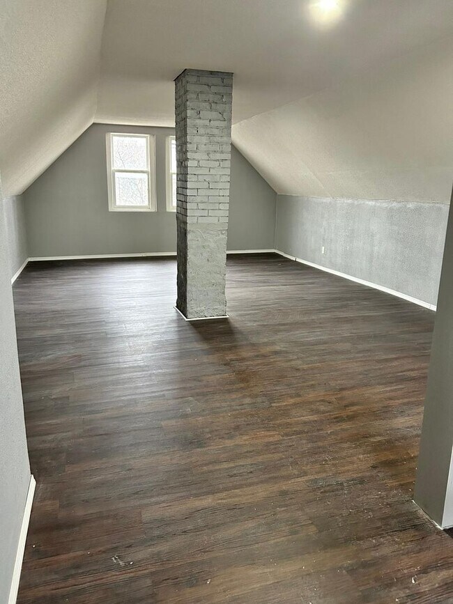 Building Photo - 2117 Halstead Ave